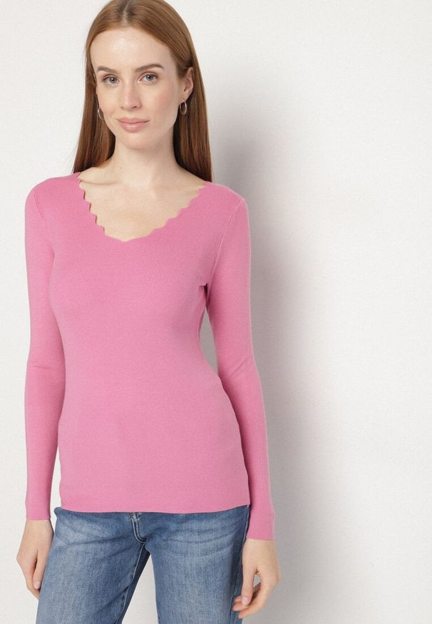 Born2be - Różowy Dopasowany Sweter z Nieregularnym Dekoltem w Serek Fenarela. Okazja: do pracy, na co dzień, na spotkanie biznesowe. Typ kołnierza: dekolt w serek. Kolor: różowy. Materiał: jeans. Styl: casual, biznesowy