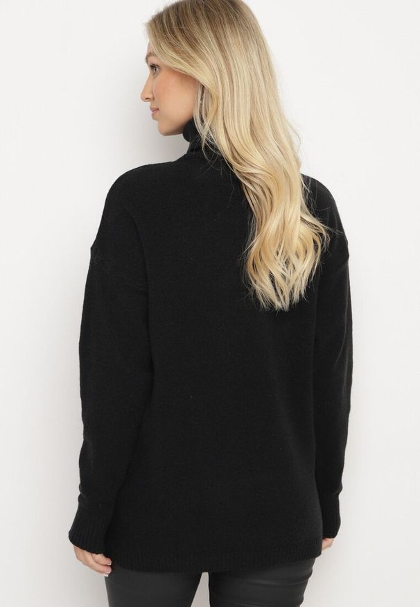 Born2be - Czarny Klasyczny Golf o Pudełkowym Kroju Deritha. Okazja: na co dzień, na spotkanie biznesowe. Typ kołnierza: golf. Kolor: czarny. Materiał: jeans. Wzór: gładki, aplikacja. Styl: klasyczny