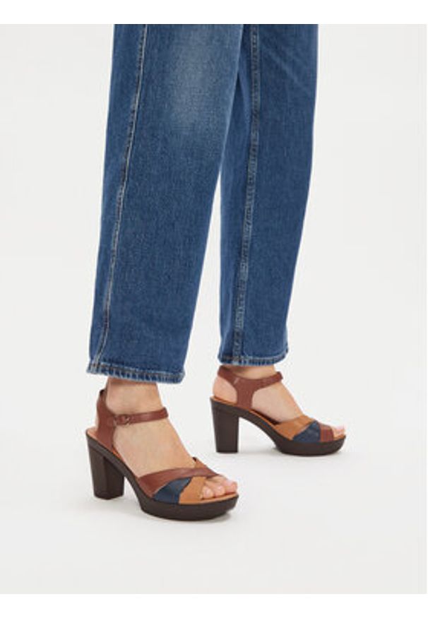 Lasocki Sandały CEO-EST-2025N-16 Brązowy. Kolor: brązowy. Materiał: skóra