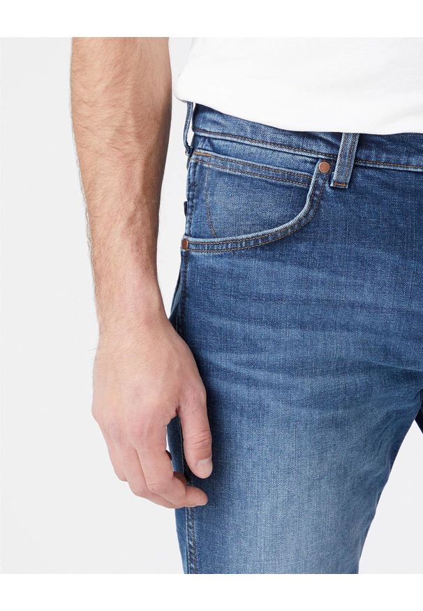 Wrangler - WRANGLER GREENSBORO MĘSKIE SPODNIE JEANSOWE BLUE SWEEP W15Q28294 112144757