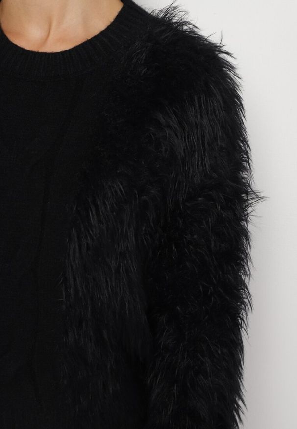 Born2be - Czarny Sweter z Długim Włosiem i Dodatkiem Wełny Merithina. Kolor: czarny. Materiał: wełna. Długość: długie. Styl: elegancki, klasyczny