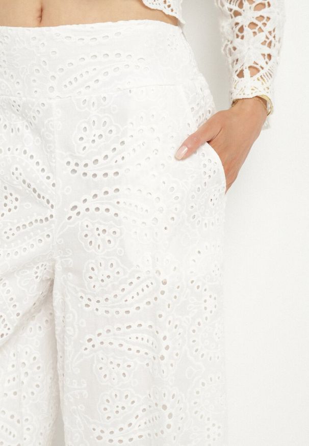 Born2be - Białe Bawełniane Szerokie Spodnie z Wysokim Stanem i Ażurowym Wzorem Evinasi. Okazja: na spacer, na co dzień. Stan: podwyższony. Kolor: biały. Materiał: bawełna. Wzór: ażurowy. Styl: casual, klasyczny