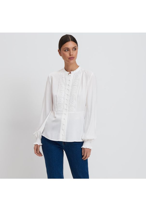 Mohito - Wiskozowa koszula z koronką - Biały. Kolor: biały. Materiał: wiskoza, koronka. Wzór: koronka