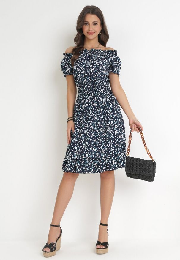 Born2be - Granatowa Bawełniana Sukienka Hiszpanka w Kwiaty z Marszczoną Gumką w Talii Rosaliya. Typ kołnierza: dekolt hiszpanka. Kolor: niebieski. Materiał: bawełna. Wzór: kwiaty