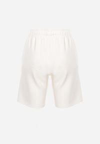 Born2be - Białe Szorty Wykończone Gumką w Pasie i Wsuwanymi Kieszeniami Ritardia. Kolor: biały. Styl: sportowy #5