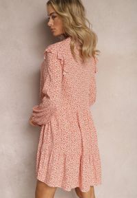 Renee - Różowa Mini Sukienka o Rozkloszowanym Kroju w Kwiaty z Falbankami Limrena. Typ kołnierza: kołnierz z falbankami. Kolor: różowy. Wzór: kwiaty. Sezon: lato. Długość: mini