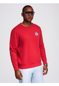 Ombre Clothing - Nierozpinana męska bluza dresowa z naszywką w stylu college – czerwona V1. Okazja: na uczelnię, na co dzień. Kolor: czerwony. Materiał: dresówka. Wzór: aplikacja. Styl: sportowy, casual, elegancki