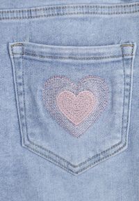 Born2be - Niebieskie Jeansowe Szorty z Wysokim Stanem i Ozdobnymi Guzikami Jeviana. Okazja: na co dzień. Stan: podwyższony. Kolor: niebieski. Materiał: jeans. Długość: krótkie. Sezon: lato. Styl: elegancki, casual #8