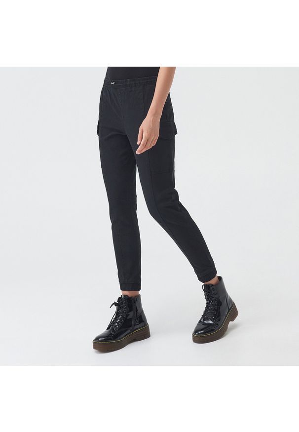 Sinsay - Jeansowe joggery cargo - Czarny. Kolor: czarny. Materiał: jeans