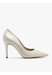 Ryłko - Perłowe czółenka na wysokim obcasie. Kolor: beżowy. Materiał: skóra. Obcas: na obcasie. Styl: street. Wysokość obcasa: wysoki #1