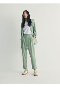 Reserved - Gładkie spodnie z wiązaniem - jasnozielony. Kolor: zielony. Materiał: dzianina. Wzór: gładki #1