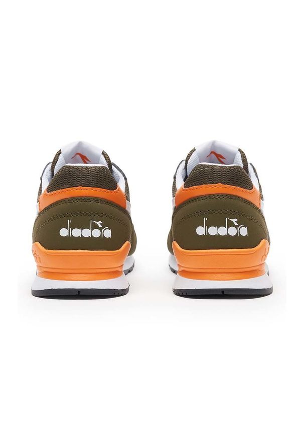 Diadora sneakersy dziecięce kolor czarny. Nosek buta: okrągły. Zapięcie: sznurówki. Kolor: czarny. Materiał: guma