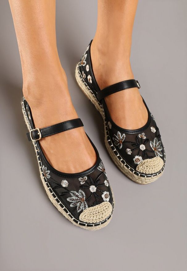 Renee - Czarne Espadryle z Siateczki na Plecionej Podeszwie Zdobione Haftem Evelritia. Okazja: na co dzień. Zapięcie: pasek. Kolor: czarny. Materiał: materiał, jeans. Wzór: aplikacja, haft. Styl: casual, elegancki