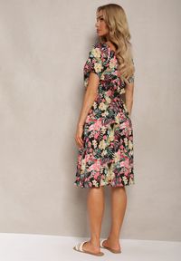 Renee - Czarn-Różowa Sukienka z Bawełny w Kwiatowy Print Dimizama. Okazja: na co dzień. Kolor: czarny. Materiał: bawełna. Długość rękawa: krótki rękaw. Wzór: kwiaty, nadruk. Typ sukienki: proste. Styl: elegancki, casual #3