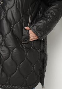 Born2be - Czarna Kurtka Pudełkowa z Pikowaniem i Odpinanym Kapturem Annaloria. Okazja: na co dzień, na spacer. Kolekcja: plus size. Kolor: czarny. Styl: casual #5