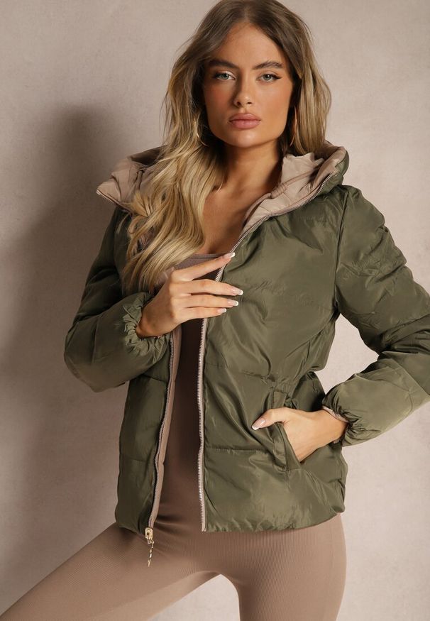 Renee - Beżowa Pikowana Kurtka Dwustronna z Kapturem Ozdobiona Suwakami Nevetila. Okazja: na co dzień. Typ kołnierza: kaptur. Kolor: beżowy. Materiał: jeans. Wzór: aplikacja. Styl: casual