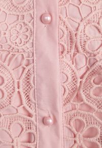 Renee - Różowa Rozkloszowana Midi Sukienka Ozdobiona Koronką z Paskiem w Talii Sailla. Okazja: na spotkanie biznesowe, do pracy, na uczelnię. Kolor: różowy. Materiał: koronka. Wzór: aplikacja, koronka. Sezon: jesień, zima. Typ sukienki: rozkloszowane. Styl: biznesowy. Długość: midi #6