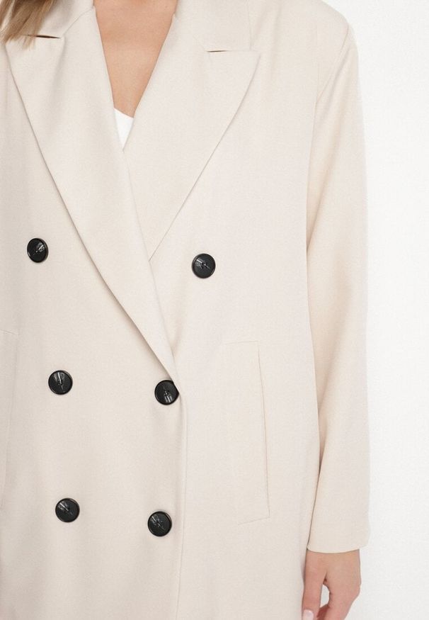 Born2be - Jasnobeżowa Dwurzędowa Marynarka o Pudełkowym Kroju Nilinne. Okazja: na co dzień, na spacer. Kolor: beżowy. Materiał: jeans. Styl: casual, elegancki