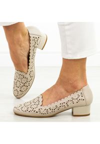 Ażurowe Wt czółenka damskie na obcasie M.Daszyński Sa200-1. Nosek buta: okrągły. Kolor: biały. Szerokość cholewki: normalna. Wzór: ażurowy. Materiał: skóra. Sezon: wiosna, jesień, lato. Obcas: na obcasie. Styl: elegancki, klasyczny. Wysokość obcasa: niski #1