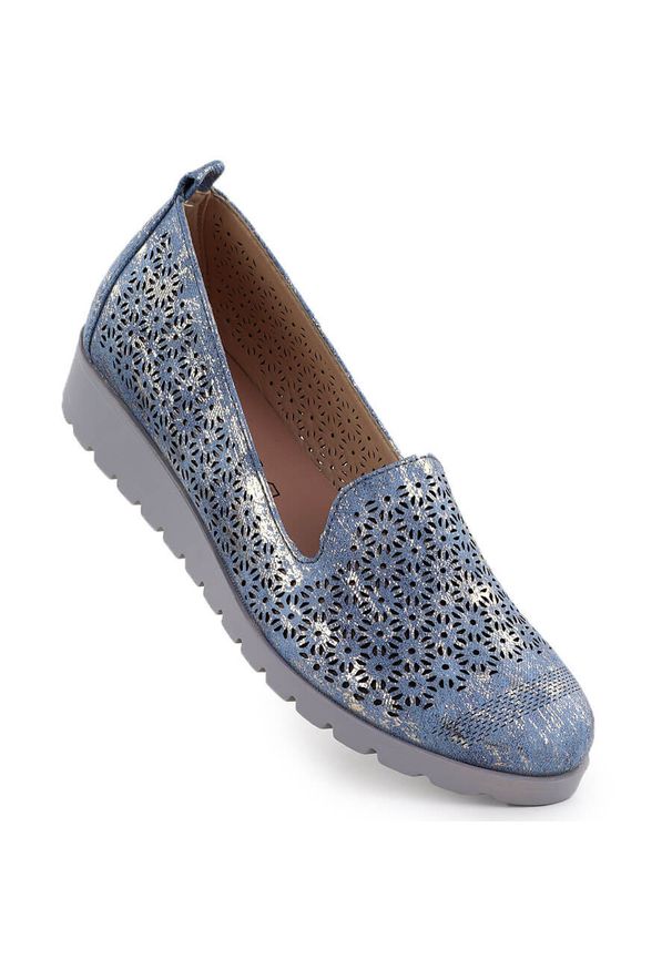 Półbuty damskie na podwyższeniu ażurowe jeansowe pozłacane M.Daszyński MR1628-20. Materiał: skóra ekologiczna. Szerokość cholewki: normalna. Wzór: ażurowy