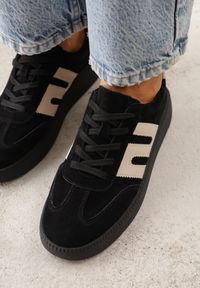 Renee - Czarne Sneakersy Skórzane w Stylu Tenisówek z Geometrycznym Wzorem Eshiryla. Okazja: na co dzień. Kolor: czarny. Materiał: skóra. Wzór: geometria #7