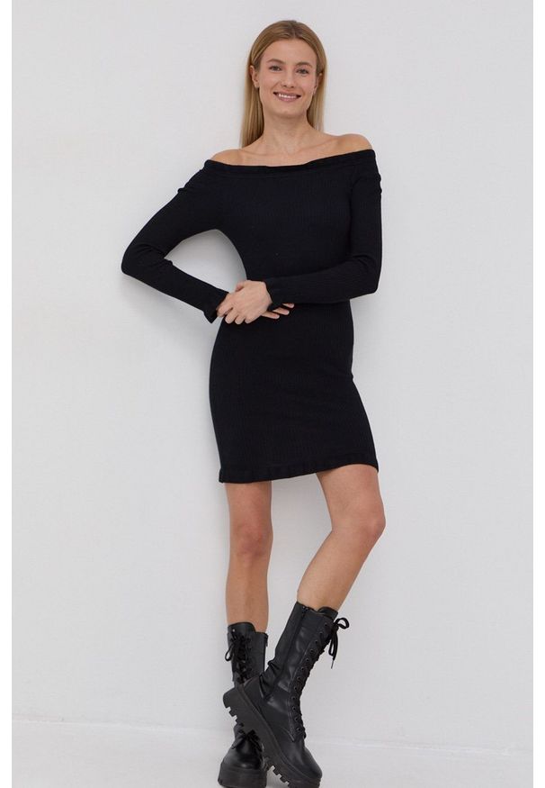Vero Moda Sukienka kolor czarny mini dopasowana. Kolor: czarny. Materiał: dzianina, materiał, wiskoza. Długość rękawa: długi rękaw. Wzór: gładki. Typ sukienki: dopasowane. Długość: mini