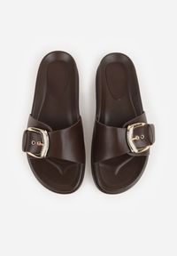 Renee - Ciemnobrązowe Klapki na Platformie z Klamrą Molthoe. Okazja: na co dzień. Kolor: brązowy. Wzór: aplikacja. Obcas: na platformie. Styl: casual, elegancki #9