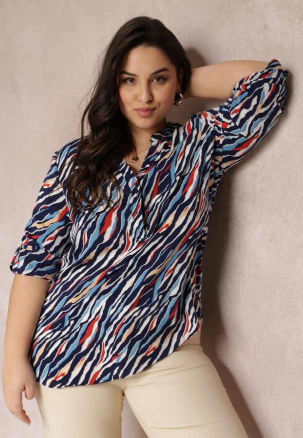 Renee - Granatowa Bluzka z Trójkątnym Dekoltem i Podwijanymi Rękawami Zaeleigh. Okazja: na co dzień. Kolekcja: plus size. Kolor: niebieski. Materiał: jeans. Styl: casual