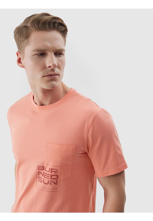4f - 4F T-shirt regular z bawełny organicznej z nadrukiem męski - pomarańczowy XXL. Okazja: na co dzień. Kolor: pomarańczowy. Materiał: bawełna. Długość rękawa: krótki rękaw. Długość: krótkie. Wzór: nadruk. Styl: sportowy, klasyczny, casual