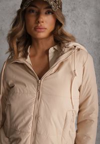 Renee - Ciemnobeżowa Pikowana Kurtka z Odpinanym Kapturem z Tkaniny Kaliran. Okazja: na spacer. Kolor: beżowy. Materiał: tkanina. Długość rękawa: długi rękaw. Długość: długie. Styl: elegancki, sportowy #2