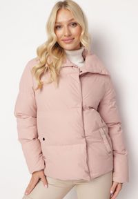Born2be - Różowa Kurtka Pikowana ze Stójką Astasia. Typ kołnierza: kołnierzyk stójkowy. Kolor: różowy. Wzór: jednolity. Sezon: zima, jesień. Styl: elegancki #7