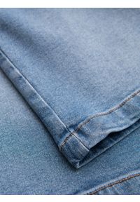Ombre Clothing - Denimowe męskie szorty o klasycznym kroju – jasnoniebieskie V2 - Rozmiar: M. Kolor: niebieski. Materiał: jeans, elastan, skóra, bawełna. Wzór: aplikacja. Sezon: lato. Styl: klasyczny #4