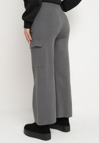 Born2be - Ciemnoszare Dzianinowe Spodnie o Szerokim Kroju z Gumką w Pasie i Kieszeniami Emarissea. Okazja: na co dzień. Kolor: szary. Materiał: dzianina. Styl: casual, elegancki, wizytowy #6