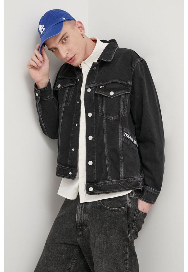 Tommy Jeans Kurtka jeansowa DM0DM12462.PPYY męska kolor czarny przejściowa. Okazja: na co dzień. Kolor: czarny. Materiał: włókno, materiał. Styl: casual
