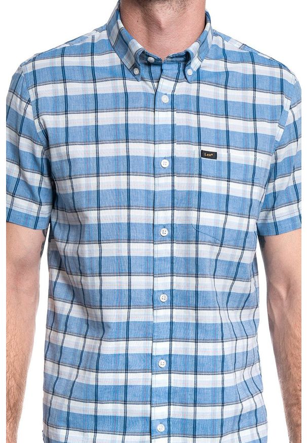 Lee - MĘSKA KOSZULA LEE LEE BUTTON DOWN SS SUMMER BLUE L886DGNJ 112123622. Typ kołnierza: button down