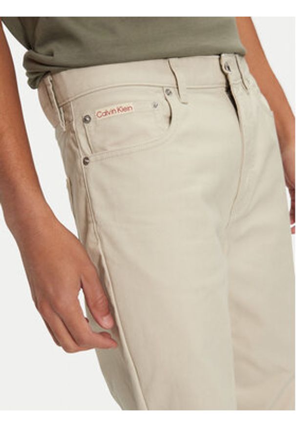 Calvin Klein Jeans Spodnie materiałowe J30J326263 Beżowy Straight Fit. Kolor: beżowy. Materiał: bawełna