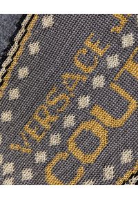Versace Jeans Couture - VERSACE JEANS COUTURE - Wełniany sweter z haftem. Kolor: szary. Materiał: wełna. Długość rękawa: długi rękaw. Długość: długie. Wzór: haft. Styl: sportowy #5