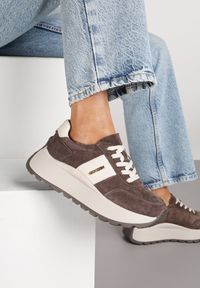 Renee - Brązowe Sneakersy na Platformie z Naturalnego Zamszu z Geometrycznym Wzorem i Napisem Latalissa. Okazja: na co dzień. Kolor: brązowy. Materiał: zamsz. Wzór: napisy, geometria. Obcas: na platformie