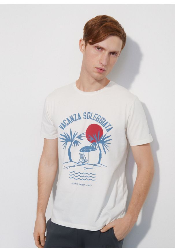 Ochnik - Kremowy T-shirt męski z printem. Kolor: beżowy. Materiał: bawełna. Długość: krótkie. Wzór: nadruk