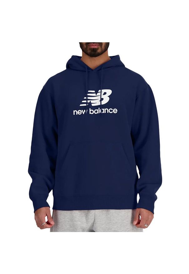 Bluza męska New Balance MT41501NNY - granatowa. Okazja: na co dzień. Kolor: niebieski. Materiał: tkanina, poliester, bawełna, dresówka. Wzór: aplikacja. Styl: casual, klasyczny