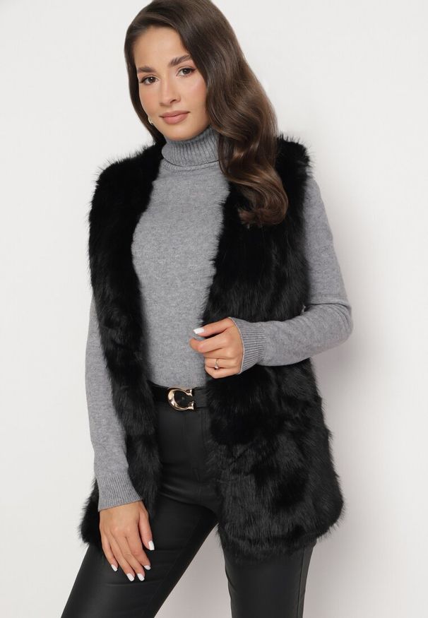 Born2be - Czarna Kamizelka z Futerka Ozdobiona Wstawkami z Ekoskóry Robenissa. Kolor: czarny. Materiał: futro. Wzór: aplikacja