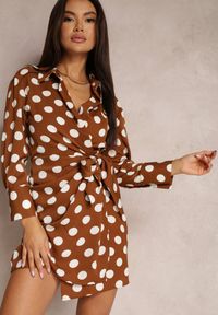 Renee - Brązowa Sukienka Kopertowa Nakima. Kolor: brązowy. Materiał: tkanina. Sezon: wiosna, jesień. Typ sukienki: kopertowe #1