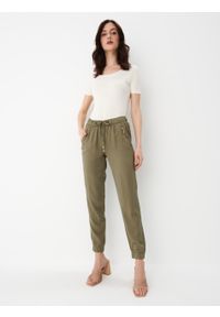 Mohito - Zielone spodnie joggery - Khaki. Kolor: brązowy #2