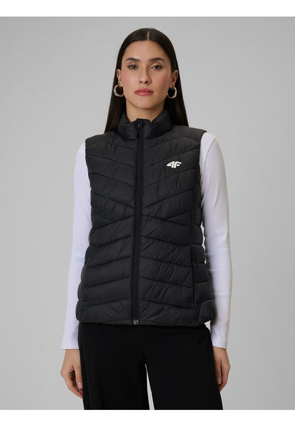 4f - 4F Bezrękawnik z wypełnieniem syntetycznym damski - czarny M. Typ kołnierza: kaptur. Kolor: czarny. Materiał: syntetyk. Długość rękawa: bez rękawów. Wzór: jodełka