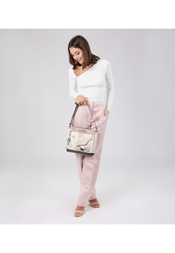 Beżowa Torebka Anekke Elegancka Listonoszka Damska. Kolor: beżowy. Wzór: aplikacja. Dodatki: z aplikacjami. Materiał: skórzane. Styl: elegancki. Rodzaj torebki: na ramię