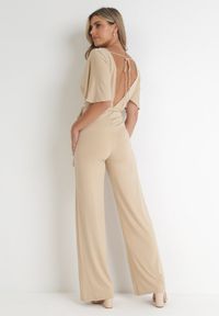 Born2be - Beżowy Długi Kombinezon z Kopertowym Dekoltem i Ozdobnym Wiązaniem Abrarani. Okazja: na spotkanie biznesowe. Kolor: beżowy. Długość: długie. Styl: elegancki, biznesowy #2