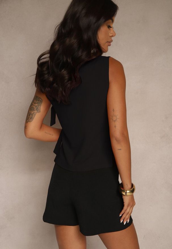 Renee - Czarna Bluzka z Wiskozą Ozdobiona Klamrami Saviolaire. Okazja: na co dzień. Kolor: czarny. Materiał: wiskoza. Wzór: aplikacja. Styl: casual