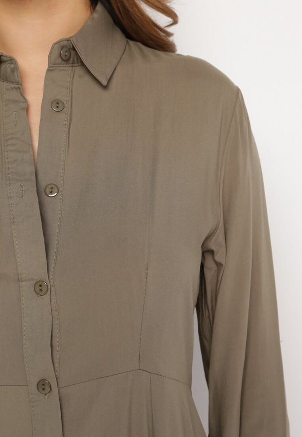 Born2be - Ciemnozielona Sukienka Controllable. Okazja: na co dzień. Kolor: zielony. Długość rękawa: długi rękaw. Typ sukienki: rozkloszowane, szmizjerki. Styl: casual, klasyczny. Długość: maxi