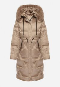 Born2be - Ciemnobeżowa Pikowana Kurtka o Długim Kroju ze Ściągaczem w Talii i Kapturem Galita. Okazja: na co dzień. Kolor: beżowy. Materiał: dzianina, poliester, jeans, futro. Długość: długie. Styl: casual, elegancki #7