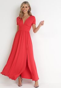 Born2be - Czerwona Rozkloszowana Sukienka Maxi z Głębokim Dekoltem z Rozcięciem Wyla. Kolor: czerwony. Długość rękawa: krótki rękaw. Sezon: lato, wiosna. Długość: maxi